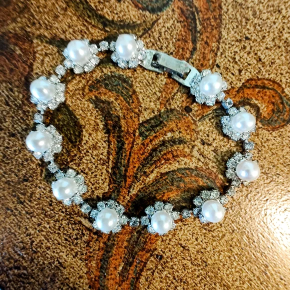 NWT Elegant Faux Pearl and Austrian Crystal Jewelry Set - Picture 2 of 8